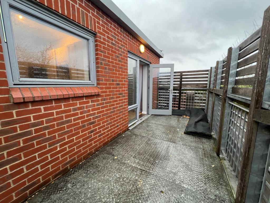 Lot: 114 - ONE-BEDROOM FLAT WITH BALCONY SITUATED IN CHADWELL HEATH. - Balcony